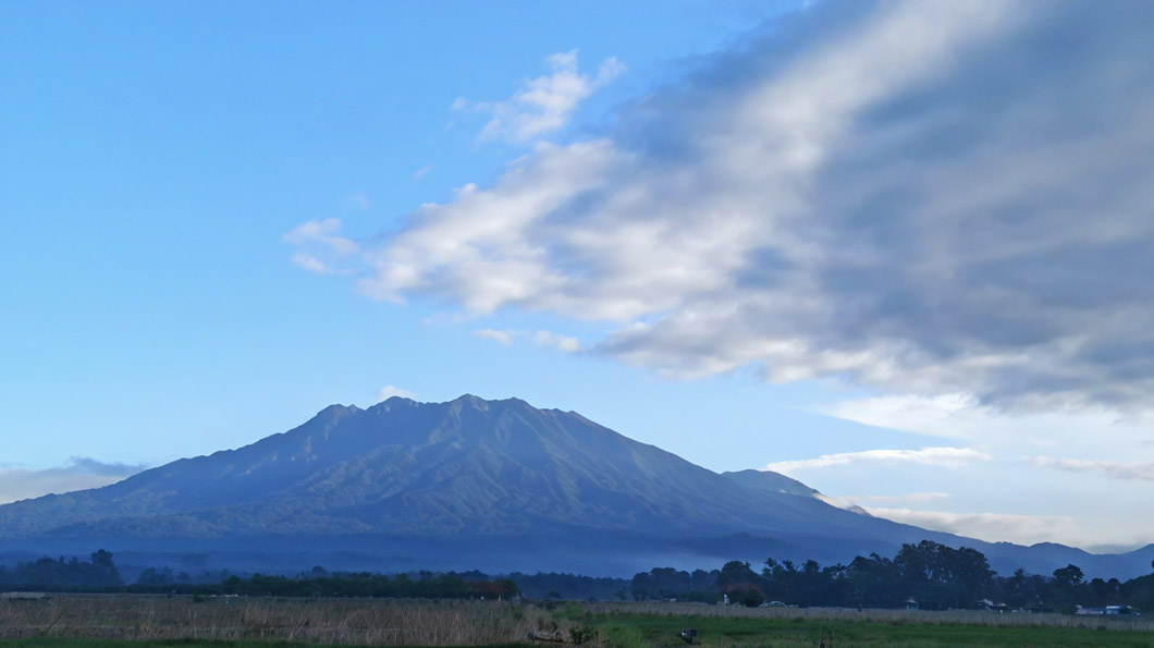 CERAH: View Gunung Raung dipotret dari Desa Jambewangi, Kecamatan Sempu, Minggu (13/4).