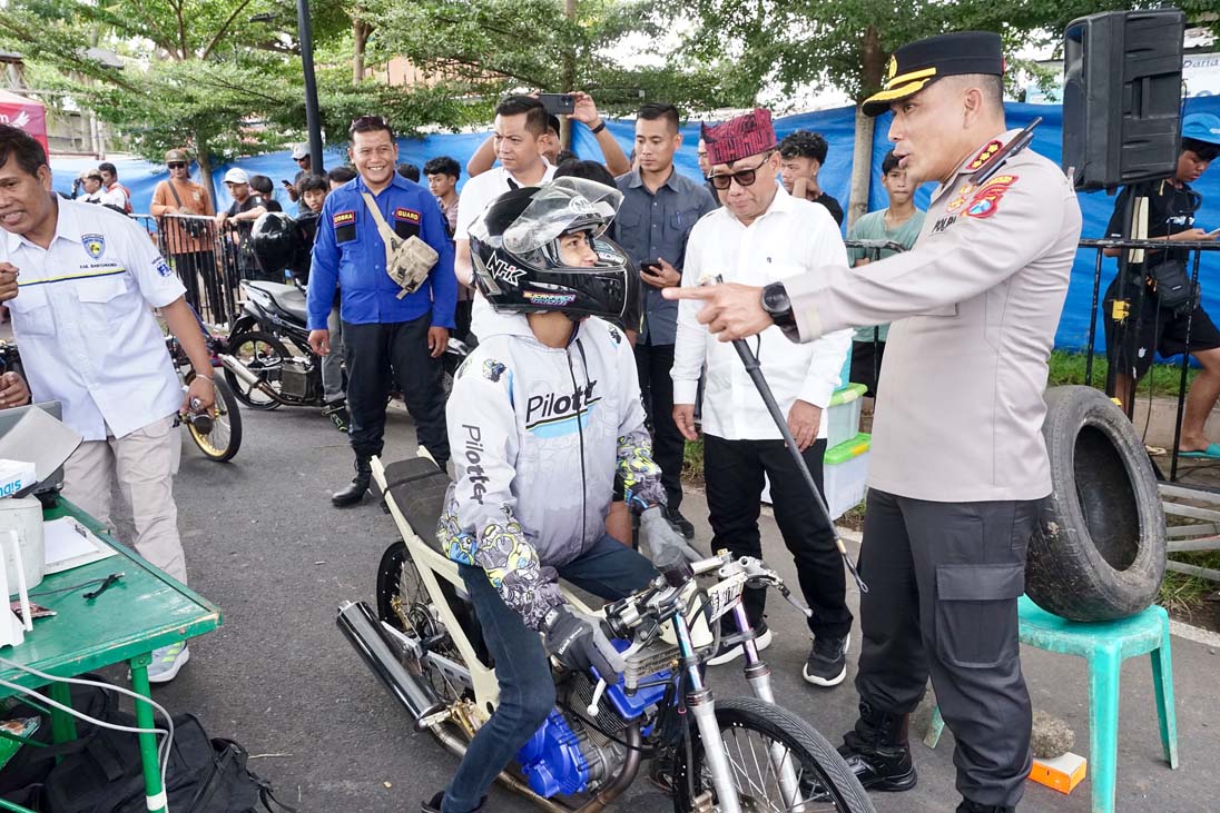 Kapolresta Banyuwangi Kombespol Rama Samtama Putra dan Wabup Mujiono berbincang dengan salah satu kontestan Kejurprov Drag Bike 2025 di Desa Dasri, Kecamatan Tegalsari, Minggu (13/4/25).