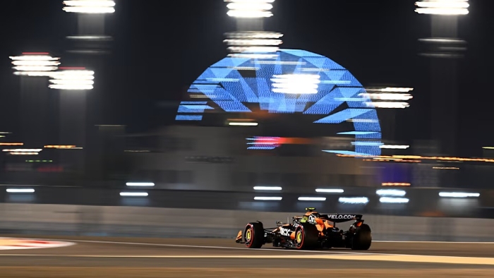 Oscar Piastri raih pole position di Bahrain GP 2025, mengungguli Russell dan Leclerc. Red Bull alami masalah teknis di sesi kualifikasi.