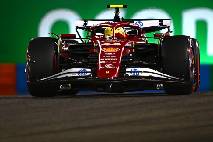 Lewis Hamilton minta maaf ke Ferrari setelah kualifikasi buruk di GP Bahrain. Leclerc tampil luar biasa, meraih posisi kedua.