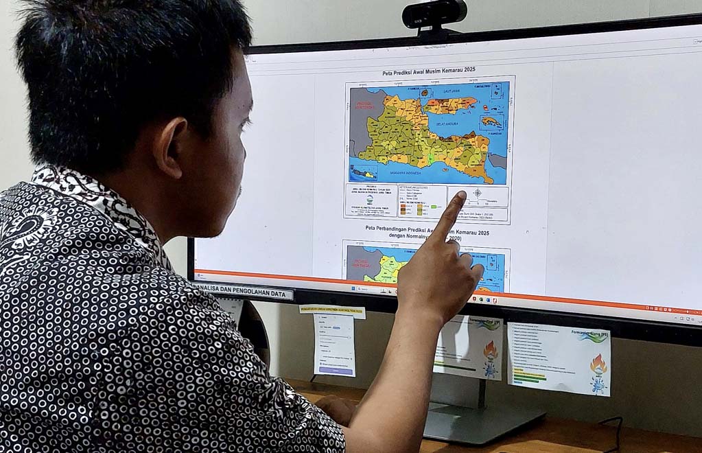 PREDIKSI CUACA: Prakirawan BMKG Banyuwangi Ibnu Haryo memperlihatkan peta satelit kemarau di kawasan Jawa Timur, Minggu (13/4).