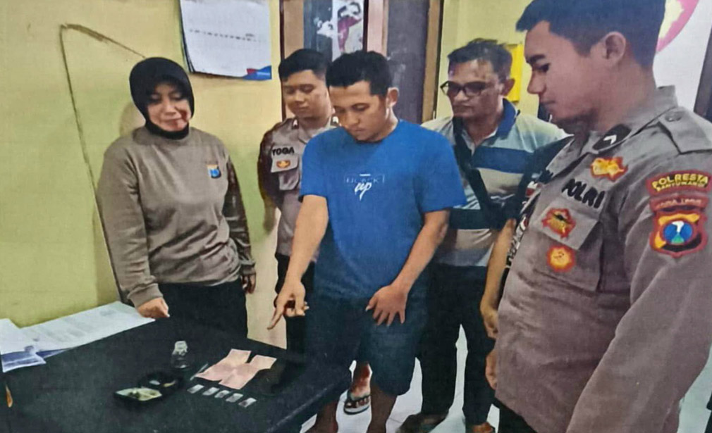 TUNJUKKAN BB NARKOBA: Personel Samapta mengamankan BH sebagai penyalah guna narkoba di Mapolresta Banyuwangi, Minggu (13/4). (Kompol Basori Alwi)