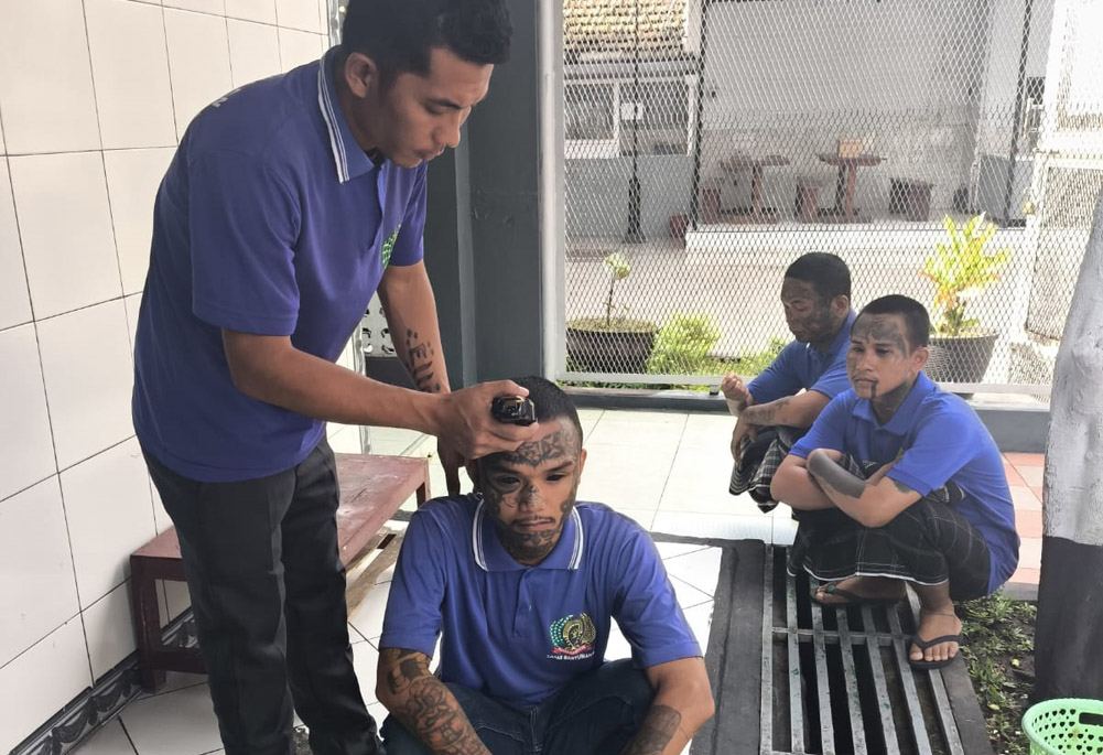 DICUKUR GUNDUL: Ketiga anak punk pelaku tanam paksa anak di bawah umur dimasukkan sel mapenaling di Lapas Kelas IIA Banyuwangi, Minggu (13/4).