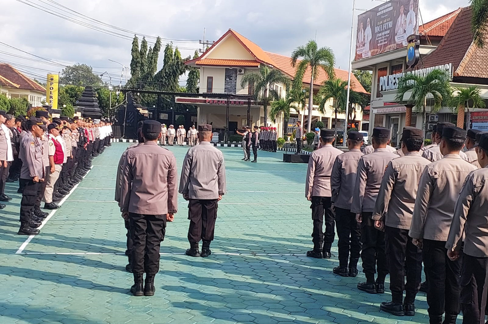 BERI ARAHAN: Wakapolresta AKBP Teguh Priyo Wasono memimpin apel pagi yang dihadiri personel Polresta Banyuwangi, Senin (14/4)