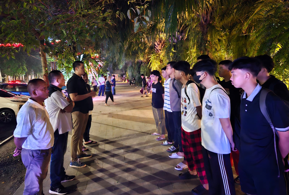 DILEPAS KETUA KONI: Kontingen tim basket putra Banyuwangi berangkat ke Surabaya pada Minggu (13/4) malam.