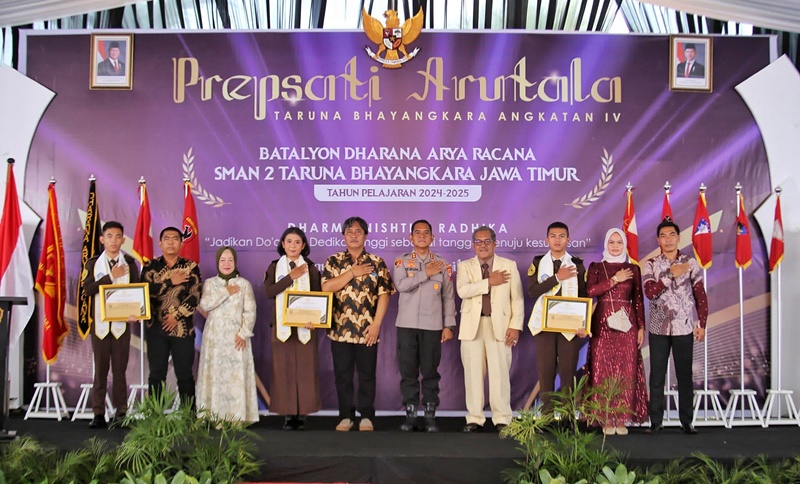 PRESTASI: Kepala Smadatara H Mujib SPd MM dan Wakapolresta Banyuwangi AKBP Teguh Priyo Wasono bersama para taruna berprestasi dalam Prespati Arutala Taruna Bhayangkara di sekolahnya Minggu (13/4).