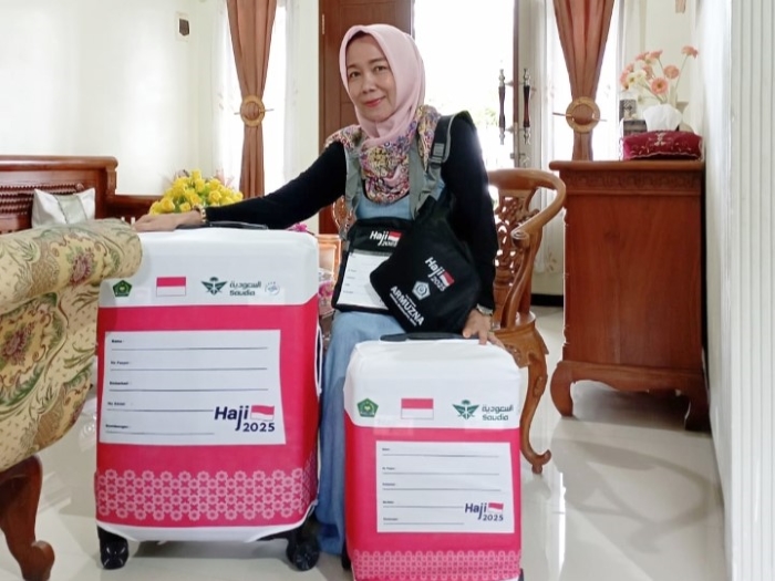 CJH yang tergabung dalam KBIHU Sabilillah Banyuwangi Zulia Merdekawati usai mengambil koper haji di KUA Kecamatan Banyuwangi, Senin (14/4).
