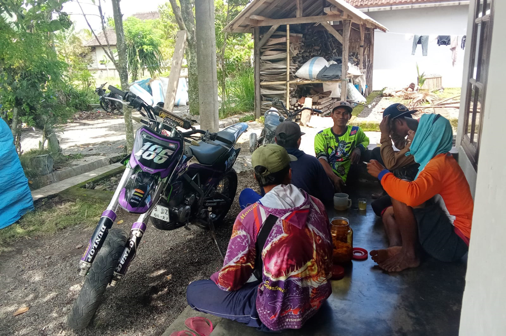 Sejumlah pekerja manol asal Dusun Prejeng, Desa Songgon, sedang beristirahat siang. Sejak pagi mereka beraktivitas di sawah yang sedang panen.