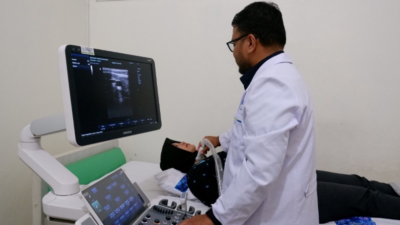 CANGGIH: Pasien sedang menjalani pemeriksaan USG Tiroid di Unit Radiologi RSU Bhakti Husada, Krikilan, Kecamatan Glenmore