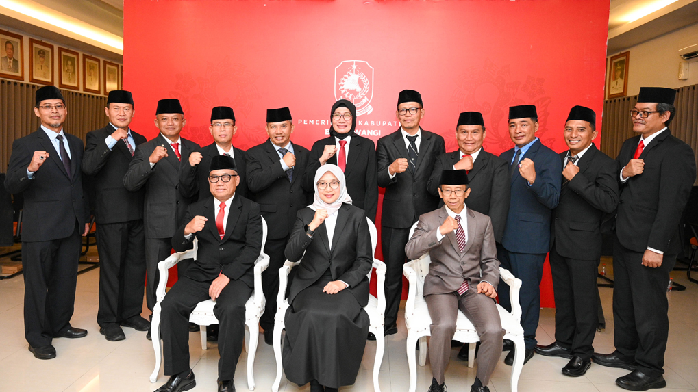 Bupati Ipuk Fiestiandani, Wabup Mujiono, dan Pj Sekkab Guntur Priambodo berfoto dengan para pejabat yang baru dilantik, Selasa (15/4).