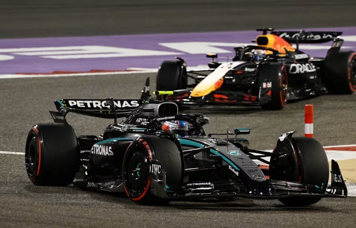 Kimi Antonelli tampil kompetitif di GP Bahrain, meski gagal meraih poin akibat strategi pit stop yang kurang efektif dari tim Mercedes.
