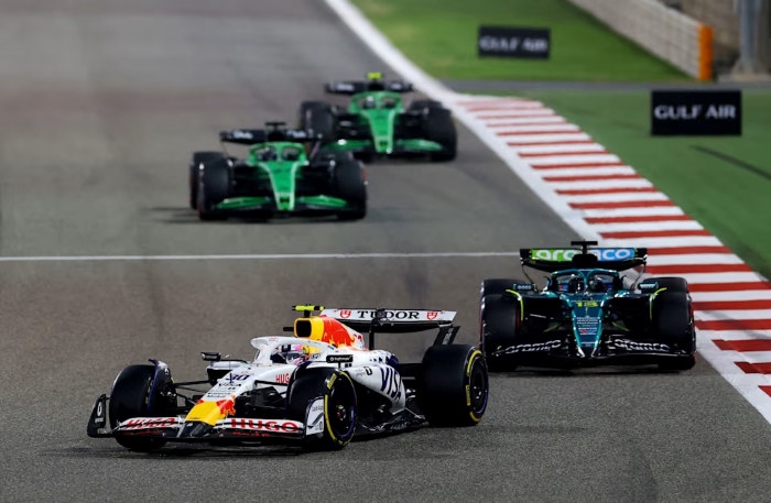 Isack Hadjar finis ke-13 dan Liam Lawson ke-16 di GP Bahrain, terganggu penalti dan strategi kurang efektif meski mobil punya kecepatan.