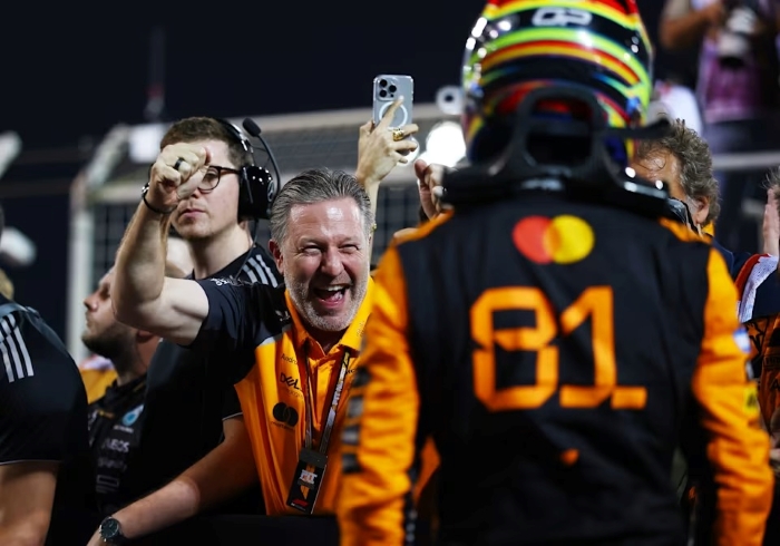 Oscar Piastri menangkan GP Bahrain 2025 untuk McLaren, diikuti Lando Norris di podium.
