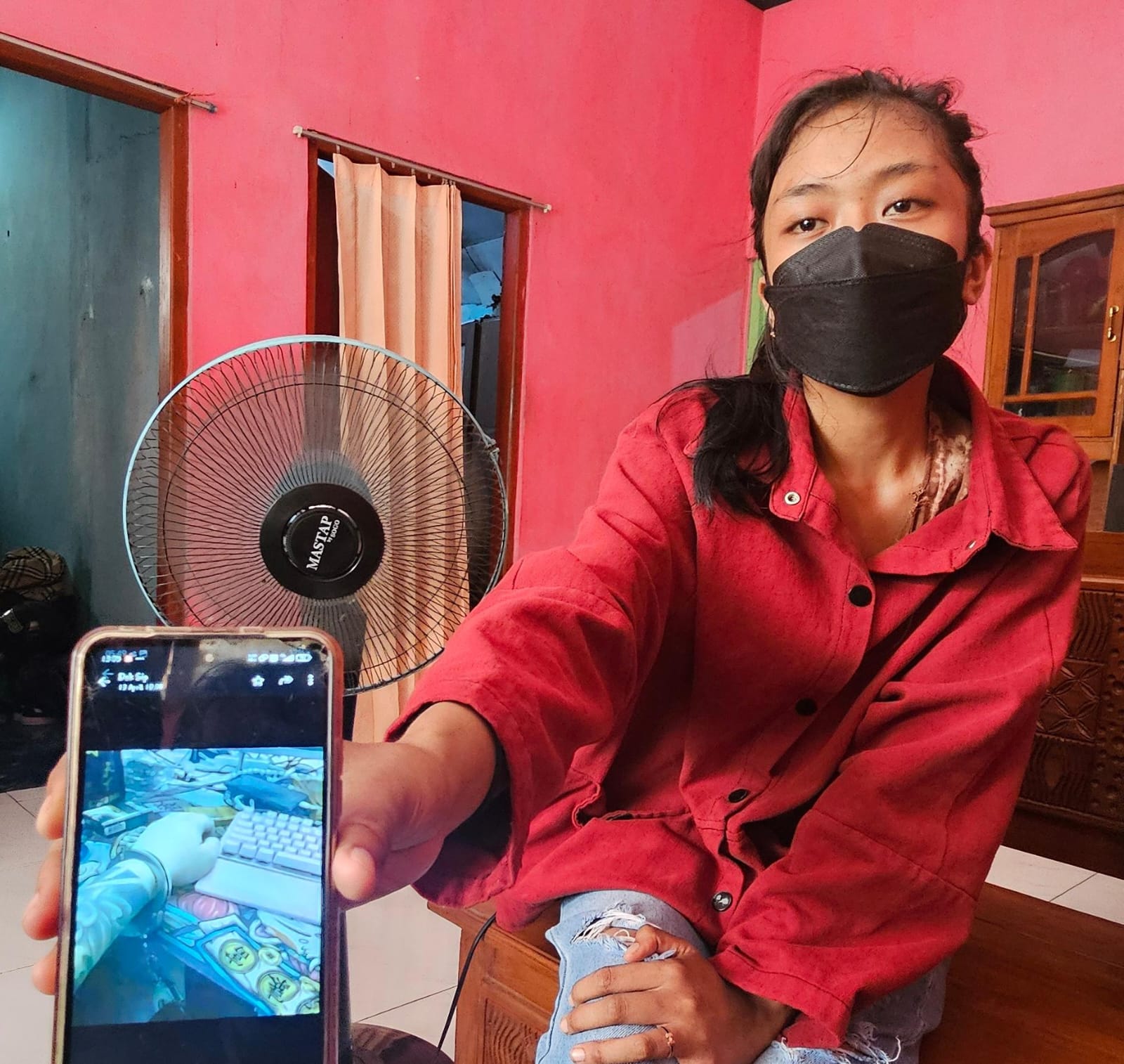 DIBORGOL: Sepupu Rizal Sampurna, Saputri, 25, menunjukkan gambar tangkapan layar kondisi korban di Kamboja saat bekerja.