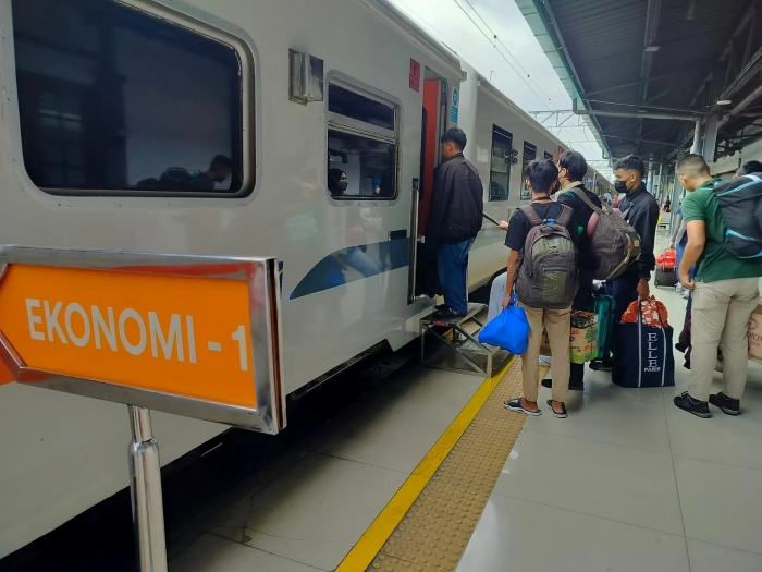 Dirut KAI Didiek Hartantyo apresiasi kepuasan 90 persen pemudik terhadap layanan Lebaran 2025.