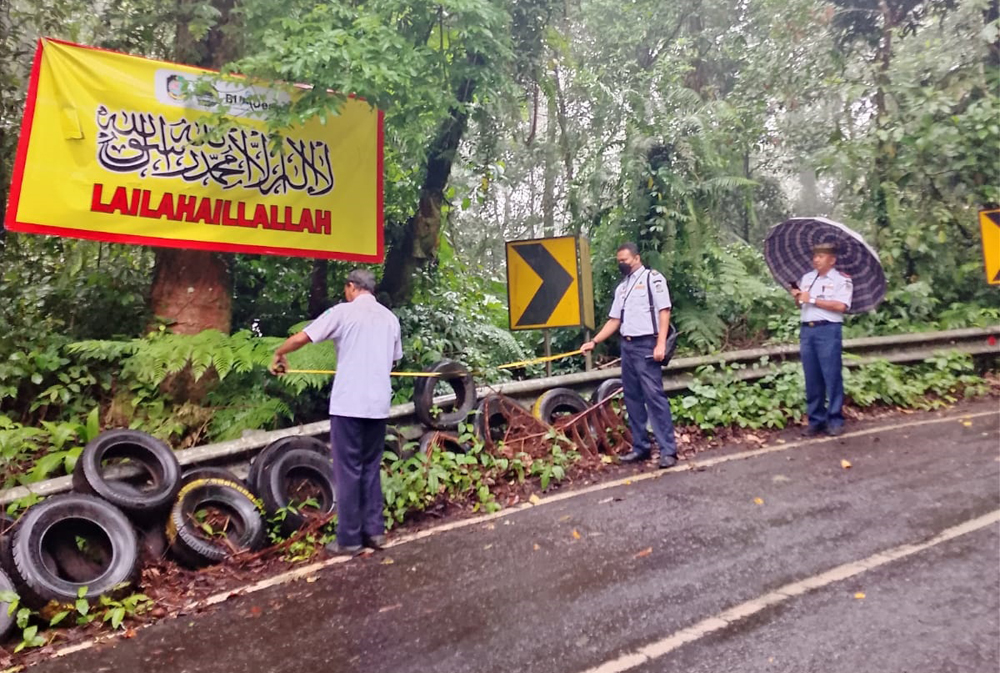 SURVEI: Plt Kepala Dishub Banyuwangi I Komang Sudira Atmaja (tengah) bersama anggotanya meninjau situasi di tikungan Sengkan Selamet, Senin (14/4).