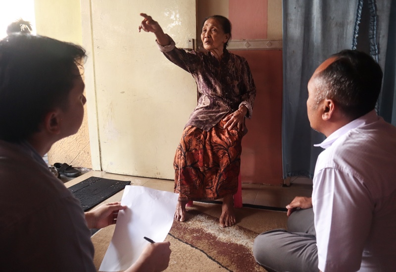 MALANG: Saonah mengisahkan saat digendam pelaku pada Kanit Reskrim Polsek Genteng Ipda Sujarwadi (kanan) dan anggota di rumahnya Dusun Krajan, Desa Genteng Kulon, Kecamatan Genteng Senin (14/4)