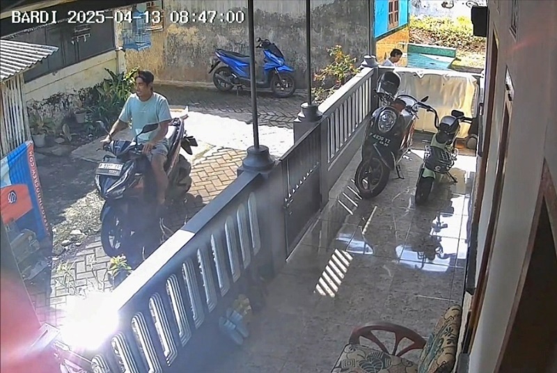 TANGKAPAN LAYAR: Pelaku terekam CCTV yang dipasang di rumah warga saat melintas di gang dekat rumah Nenek Saonah kemarin (14/4)
