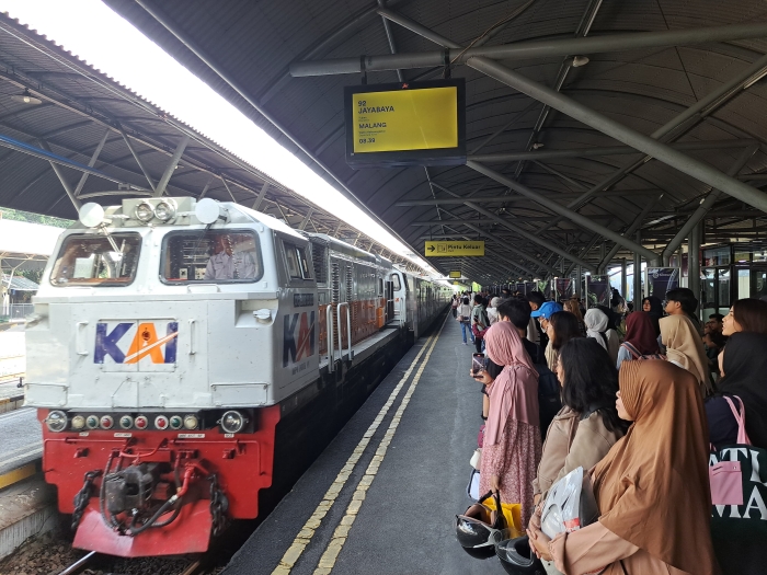 KAI Daop 8 Surabaya operasikan KA tambahan 17&ndash;20 April 2025 untuk dukung libur panjang Wafat Yesus Kristus.