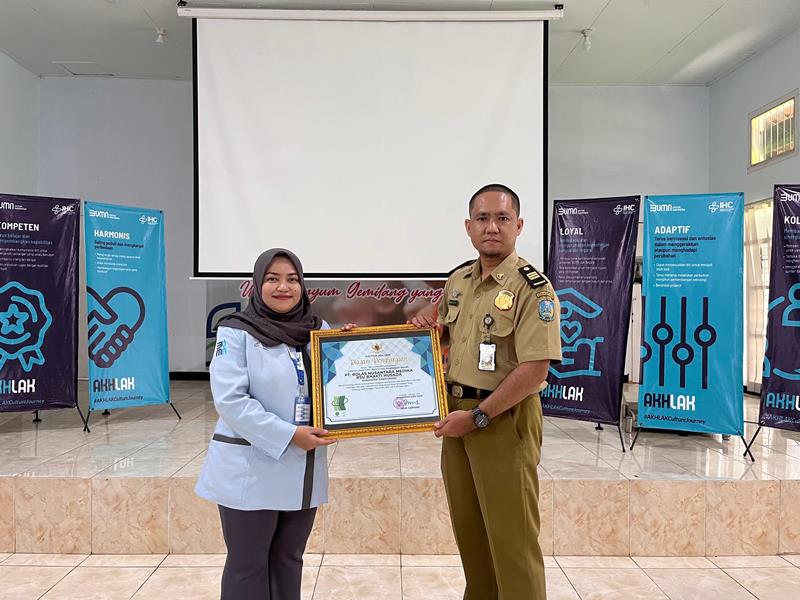 BERPRESTASI:Direktur RSU Bhakti Husada, Krikilan dr Martha Nurani Putri (kiri) menerima pengahragaan Zero Accident selama 2021-2024