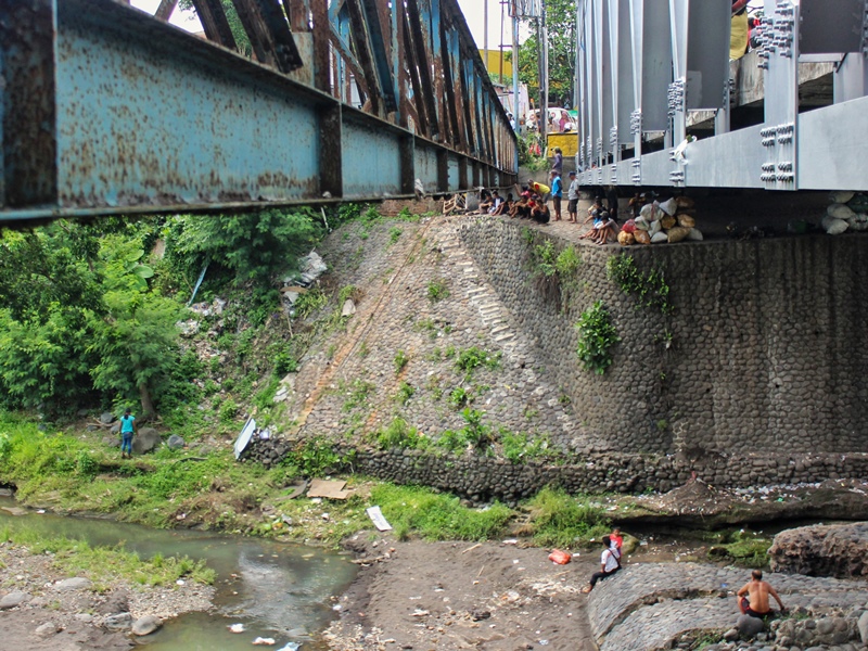 TKP: Kolong jembatan Sungai Setail, Dusun Krajan, Desa Setail, Kecamatan Genteng yang diduga sering digunakan tempat prostitusi Selasa (15/4).