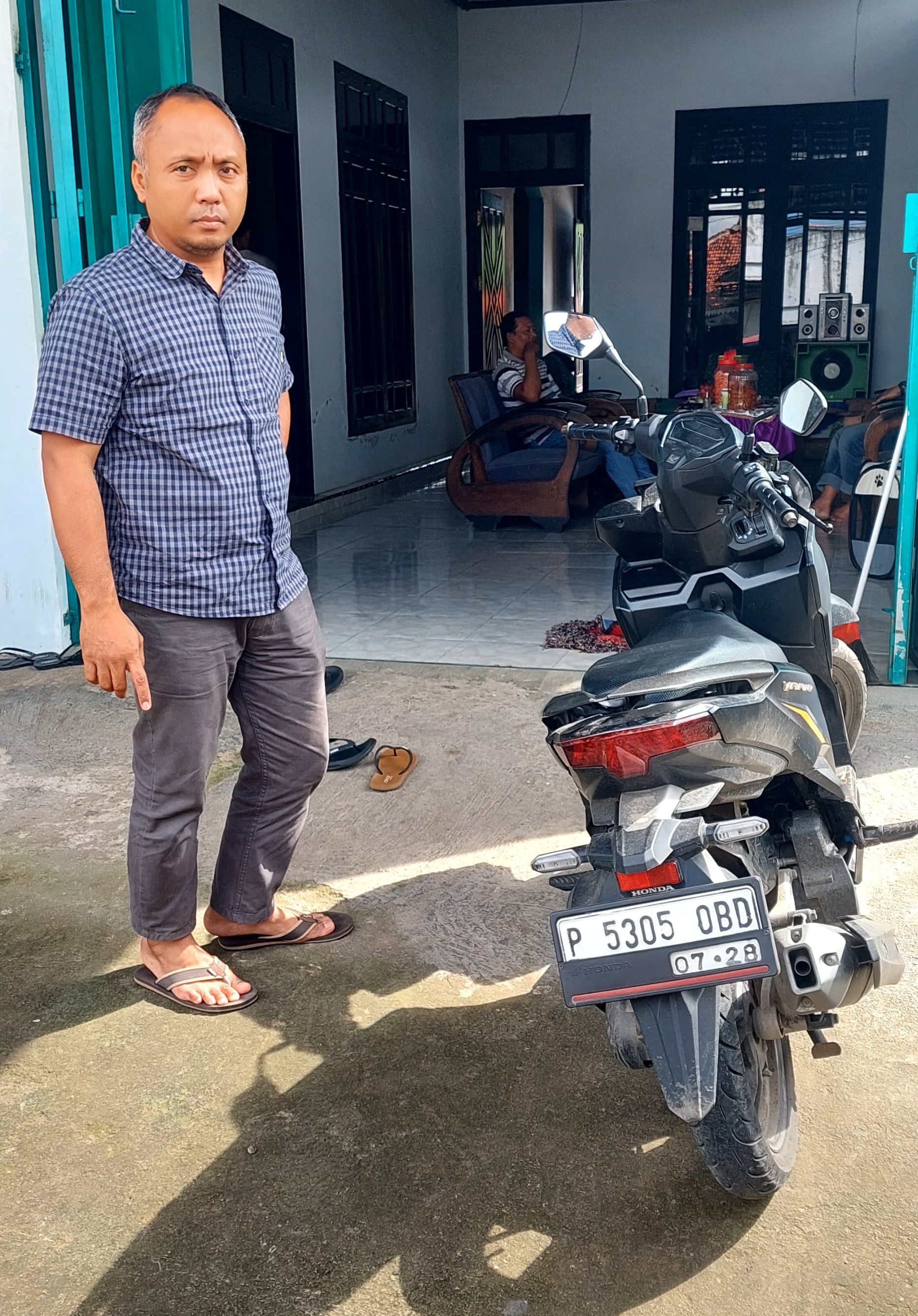 CEK: Kanitreskrim Polsek Genteng Ipda Sujarwadi saat mengecek kendaraan yang ditemukan dengan nomor polisi sesuai yang dipakai pelaku gendam Selasa (15/4).