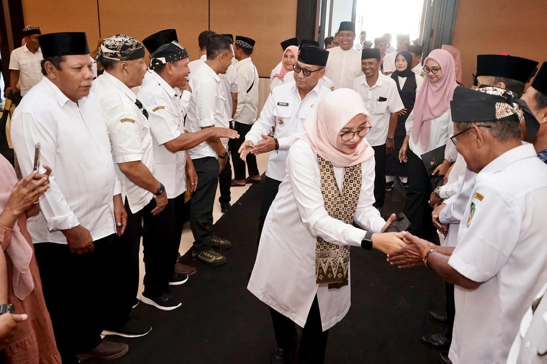 HARUS TETAP SURVIVE: Bupati Banyuwangi saat bertemu seluruh kepala desa se-Banyuwangi dalam rangka halalbihalal di New Surya Hotel, Jajag, Rabu (16/4).