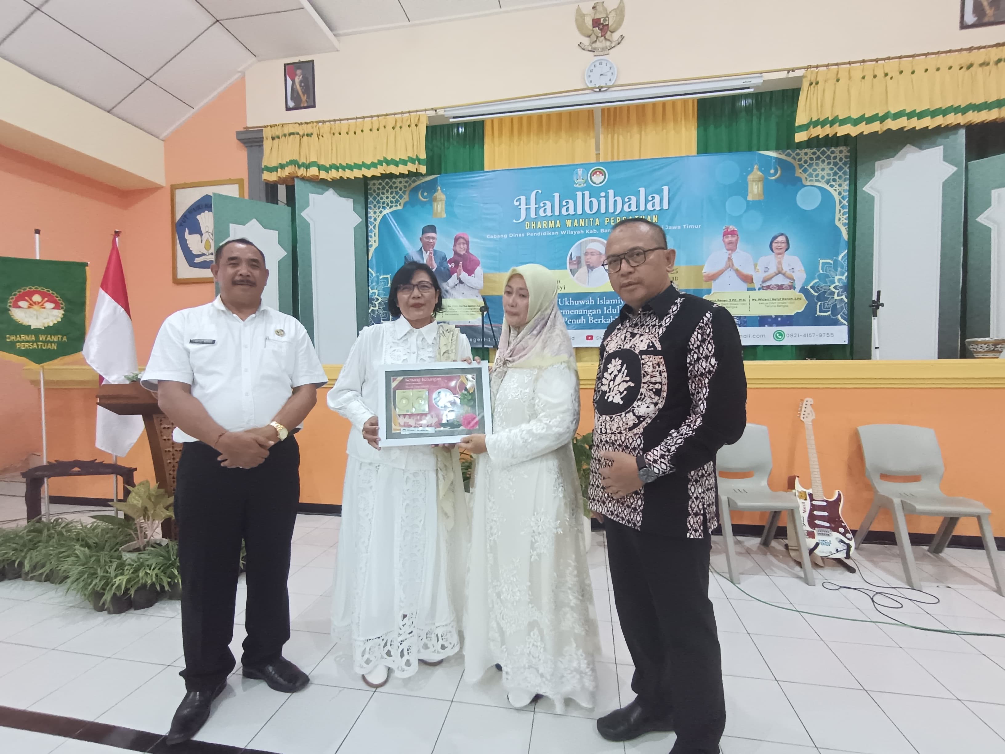 TERHARU : Penyerahan cinderamata kepada Ketua DWP Cabdindikprovjatim wilayah Banyuwangi oleh Ketua DWP Smagi Taruna Bangsa
