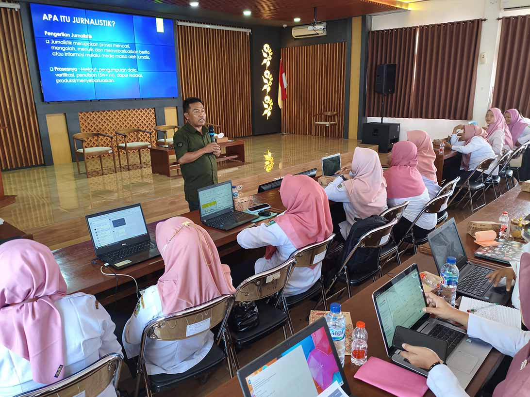 Pemred Radar Banyuwangi Syaifuddin Mahmud memberikan materi menulis berita di hadapan 45 nakes di Dinas Kesehatan Banyuwangi Rabu (16/4).