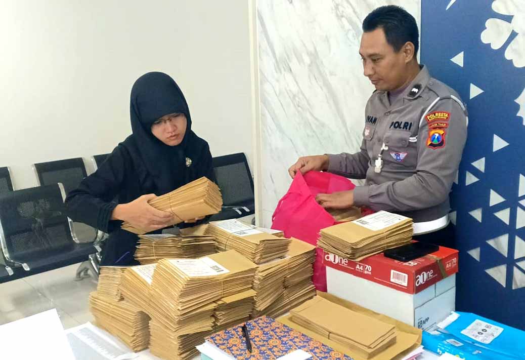 Baur Tilang Satlantas Aipda Hendro Ivan menyerahkan &rdquo;surat cinta&rdquo; bagi para pelanggar lalin melalui kantor Pos Banyuwangi, Rabu (16/4).