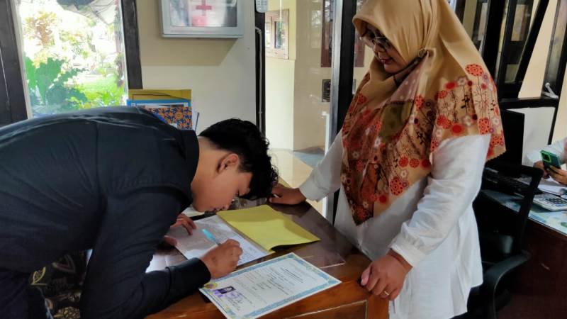 TANPA BIAYA: Salah satu alumni SMAN 1 Genteng yang ijazahnya sempat tertahan disekolahnya di serahkan Rabu (16/4).