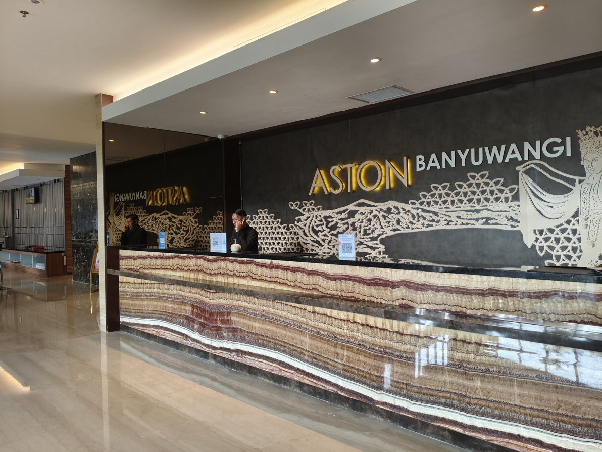 Lobi Hotel Aston tampak sepi tamu. Belum ada event yang bisa dilakukan imbas dari kebijakan efisiensi anggaran pemerintah pusat.