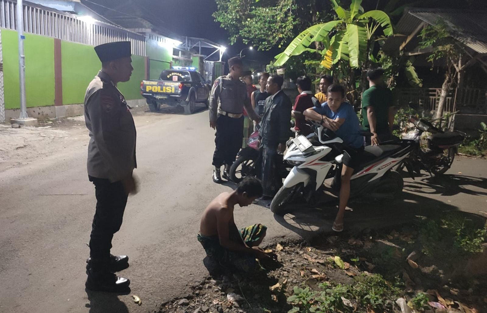 ODGJ tidak memakai baju diamankan oleh anggota Polsek Kapongan, Kamis (17/4) dini hari.