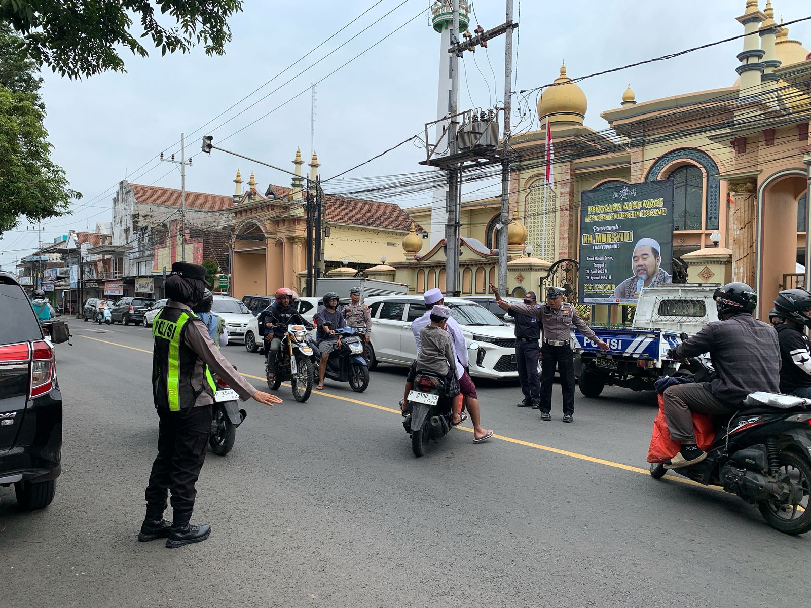 Polwan Polresta Banyuwangi hadir amankan Salat Jumat, wujudkan pelayanan humanis dan ciptakan rasa aman bagi jamaah di wilayah hukum setempat.