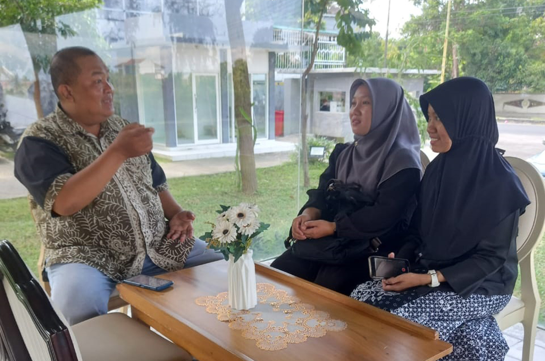 Guru SMPN 2 Glagah Fitri Dwi Wahyuni dan Eviana Imaniarti berbincang akrab dengan Benny Siswanto saat berkunjung ke kantor Grha Pena Jawa Pos Radar Banyuwangi, Kamis (17/4).