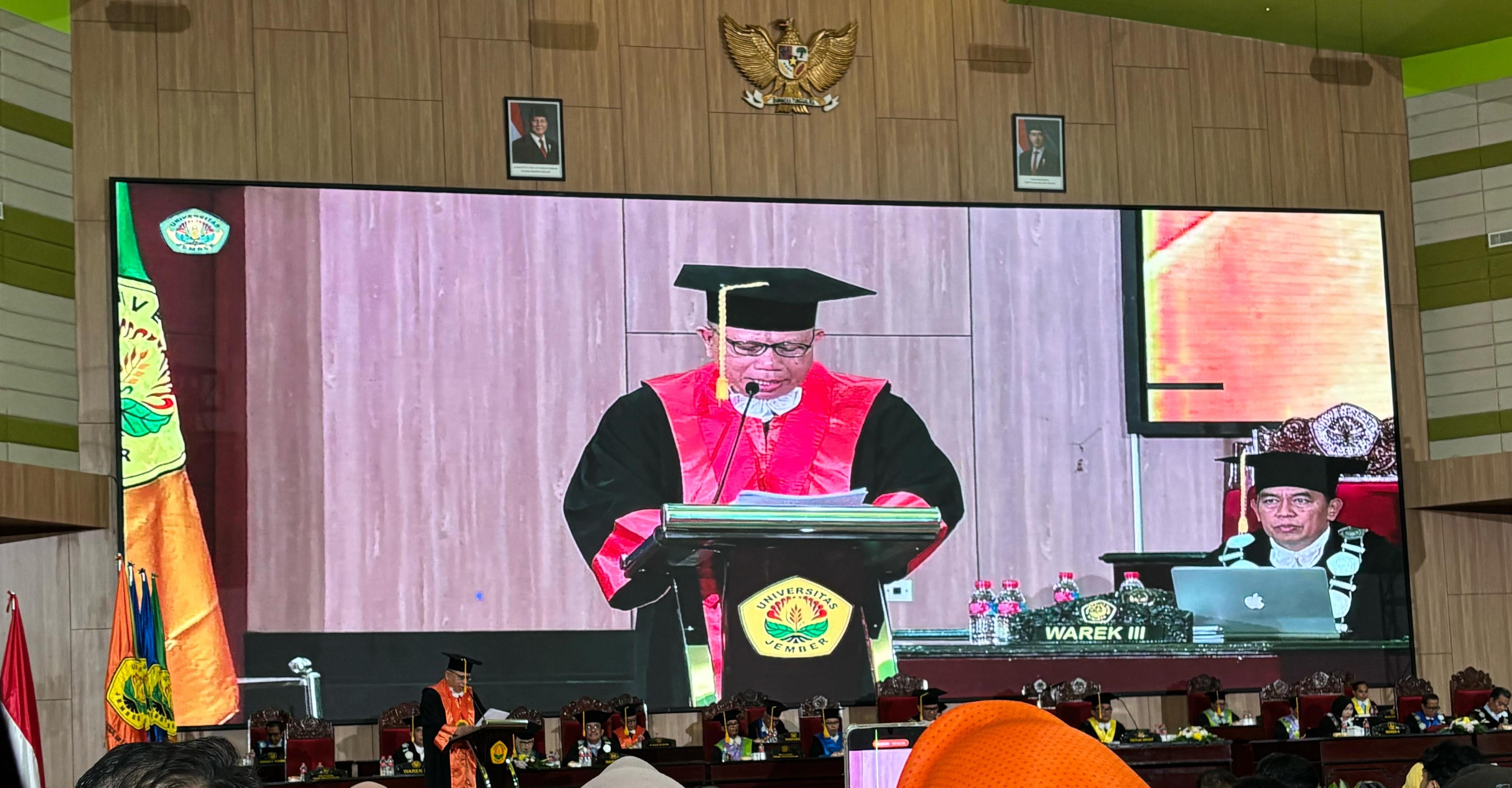 MEMBANGGAKAN: Rektor UI Cordoba Banyuwangi Prof Agus Trihartono SSos MA PhD saat menyampaikan orasi ilmiah dalam pengukuhannya sebagai guru besar dalam bidang Ilmu Diplomasi di Unej Kamis (17/4).