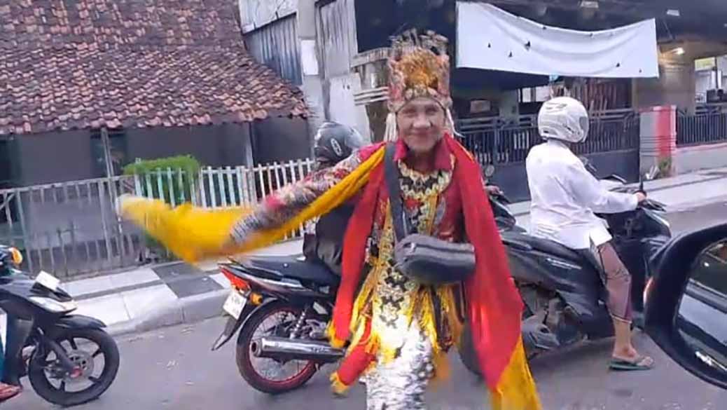 NGAMEN: Adi Sucipto menari gandrung di dekat traffic light, simpang empat Cungking, Jalan Brawijaya Banyuwangi.