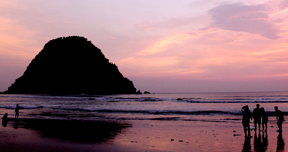 SUNSET: Suasana senja di kawasan Pantai Pulau Merah di Kecamatan Pesanggaran, Banyuwangi. (Dok. Radar Banyuwangi)