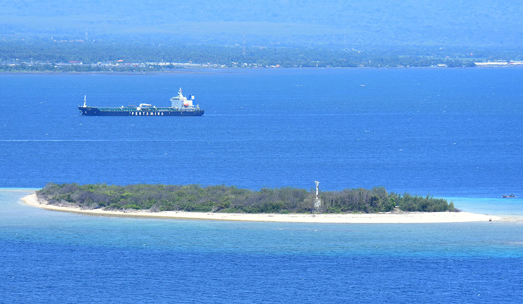 MENAWAN: Hamparan pasir putih di sepanjang tepi Pulau Tabuhan, Desa Bangsring, Kecamatan Wongsorejo, Banyuwangi.