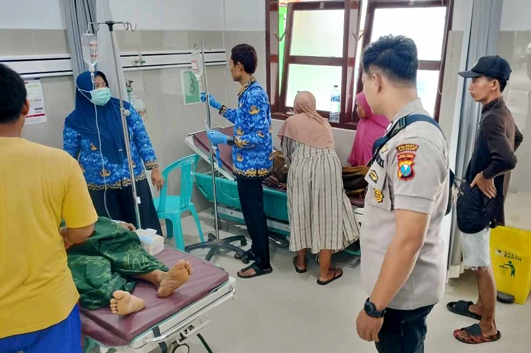 JALANI PERAWATAN: Korban selamat usai disambar petir, Niha, 66, dan Tohari, 53, menjalani perawatan di Puskesmas Wongsorejo, Jumat (18/4)