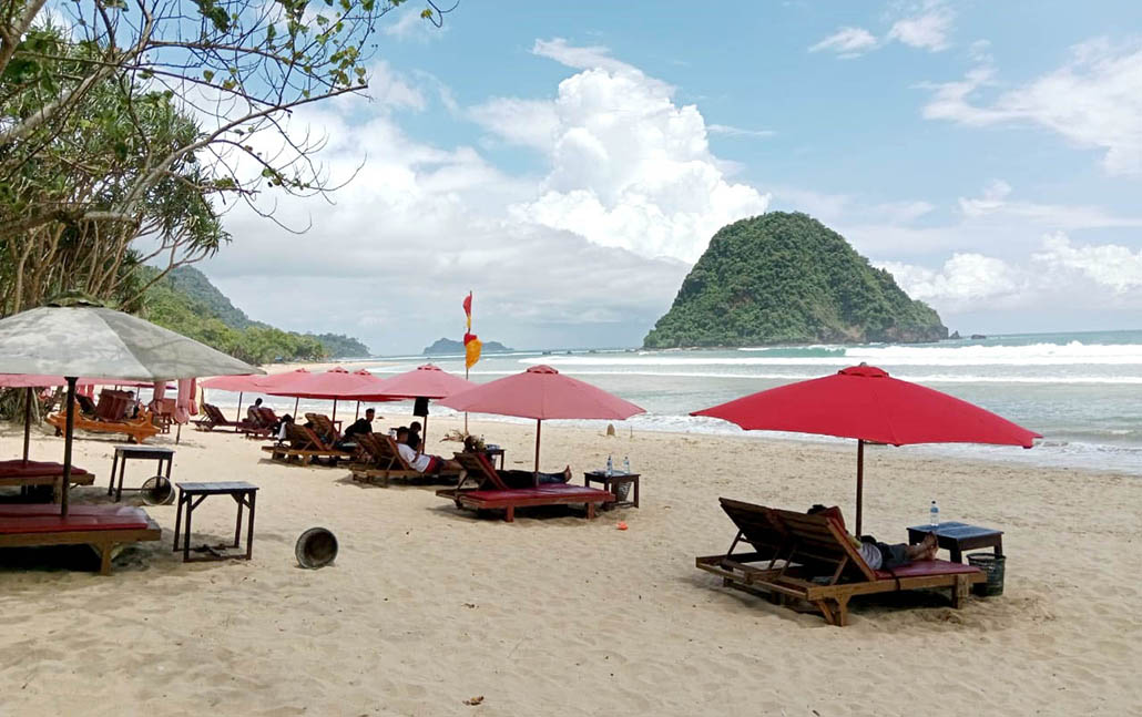 TERPADU: Kawasan wisata Pantai Pulau Merah di Desa Sumberagung, Kecamatan Pesanggaran, Banyuwangi. (Dok. Radar Banyuwangi)