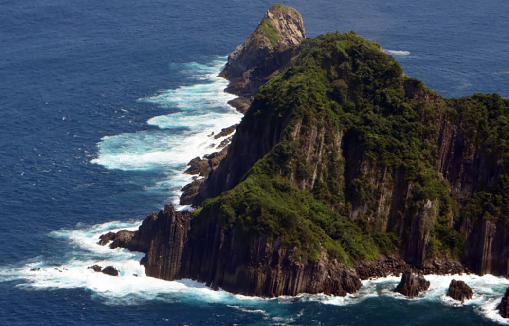 TEBING CURAM: Pemandangan salah satu sudut Pulau Mustaka dipotret dari udara. (Ramada Kusuma/Radar Banyuwangi)