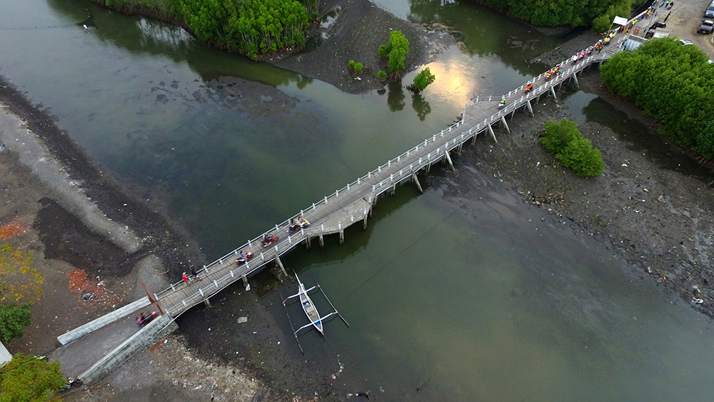 AKSES: Jembatan kayu yang menghubungkan Pulau Santen dengan wilayah Kelurahan Karangrejo, Kecamatan Banyuwangi.