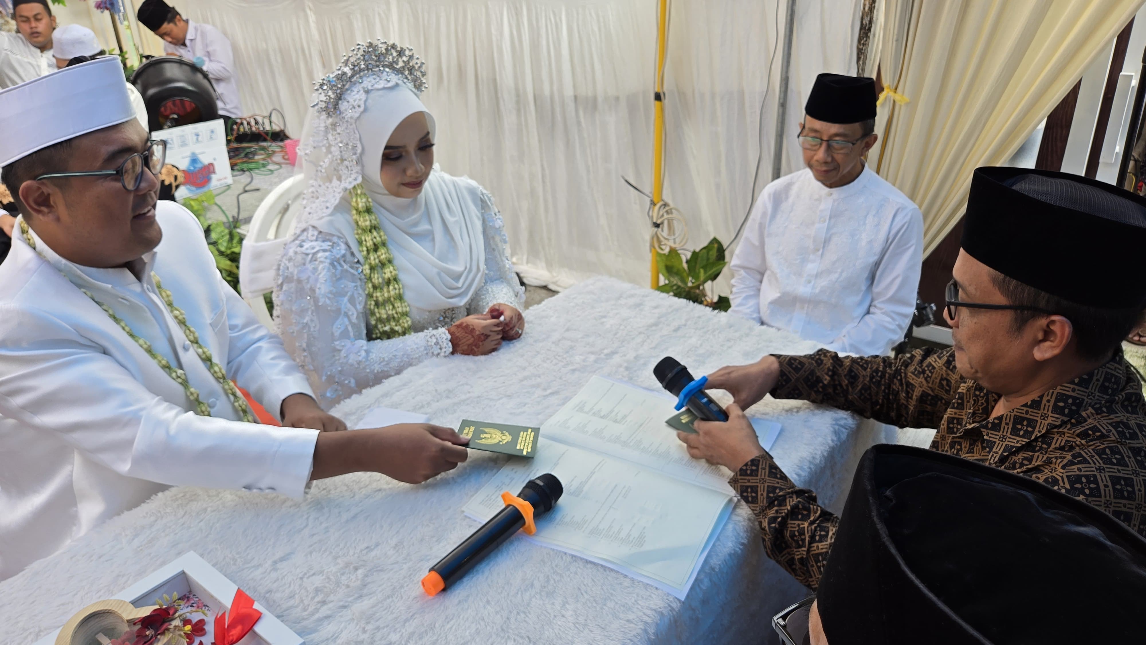 Ramada Kusuma Atmaja saat melakukan akad nikah dengan Putri Maja Mulia Kulzum, Sabtu pagi (19/4).