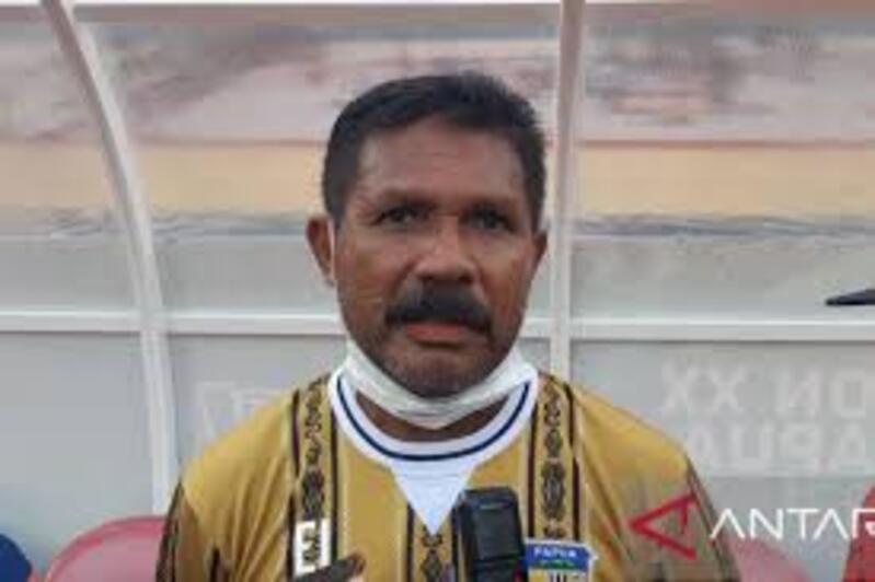 TANTANGAN: Eduard Ivakdalam akan menjadi pelatih Manokwari United di Liga 4