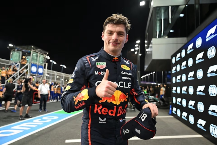Christian Horner tegaskan Max Verstappen tetap setia di Red Bull, bantah isu hengkang ke Aston Martin usai performa buruk di GP Bahrain.