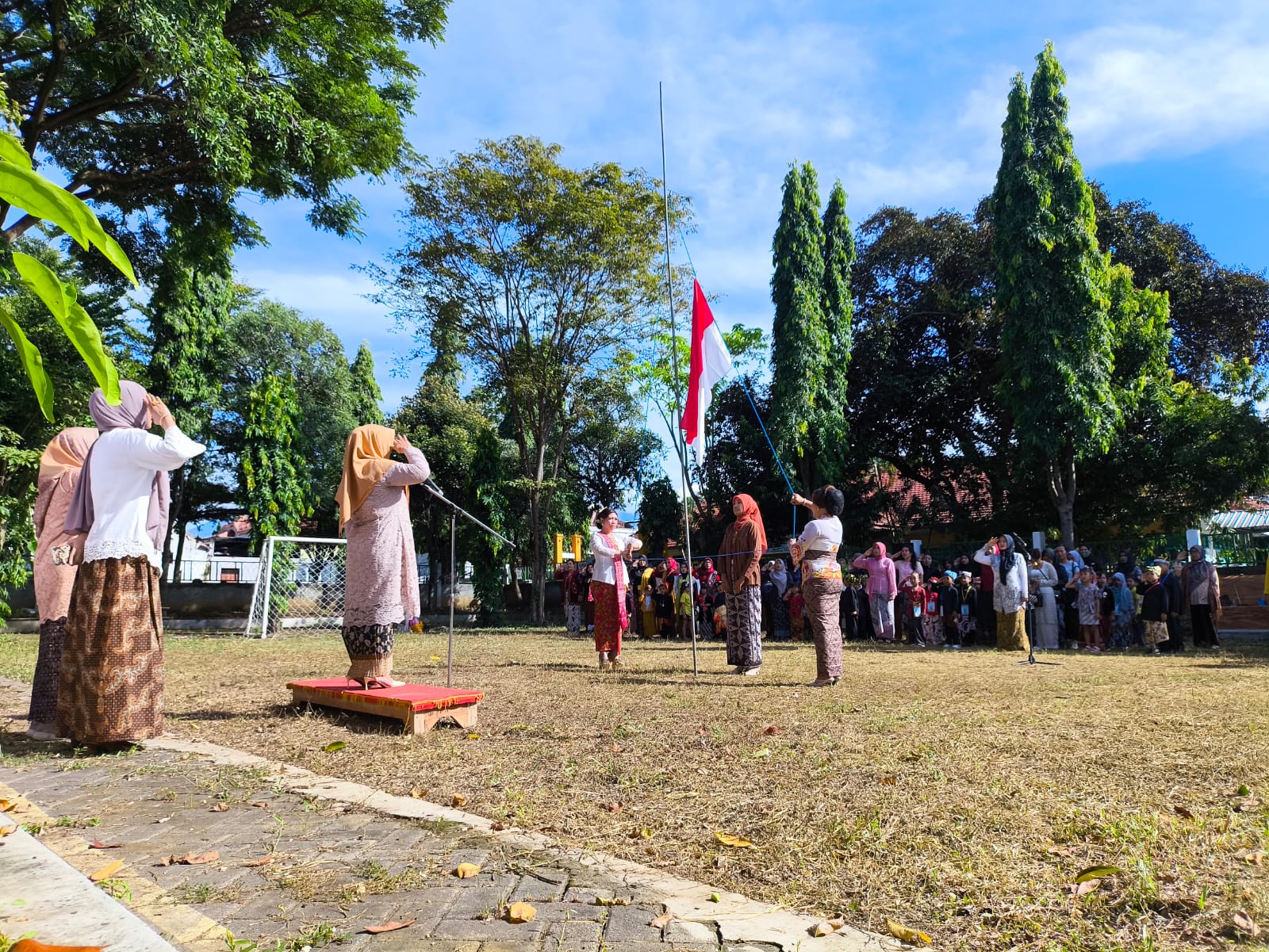Upacara peringatan Hari Kartini di TK Negeri Pembina, Senin (21/4) pagi.