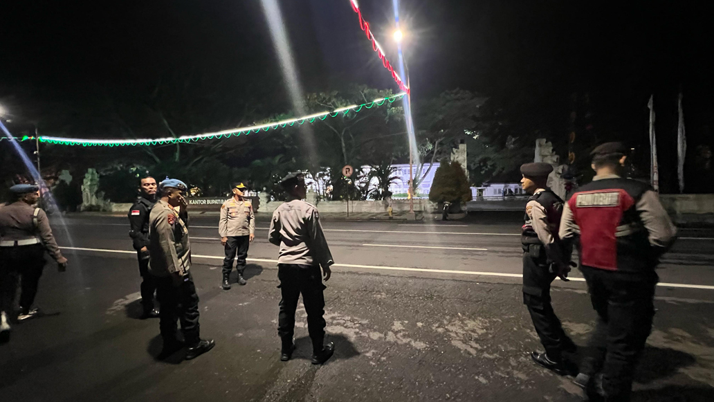 PATROLI MALAM: Sejumlah personel gabungan menyisir titik rawan kriminalitas dan lokasi keramaian di kawasan pusat Kota Banyuwangi, Minggu dini hari (20/4).