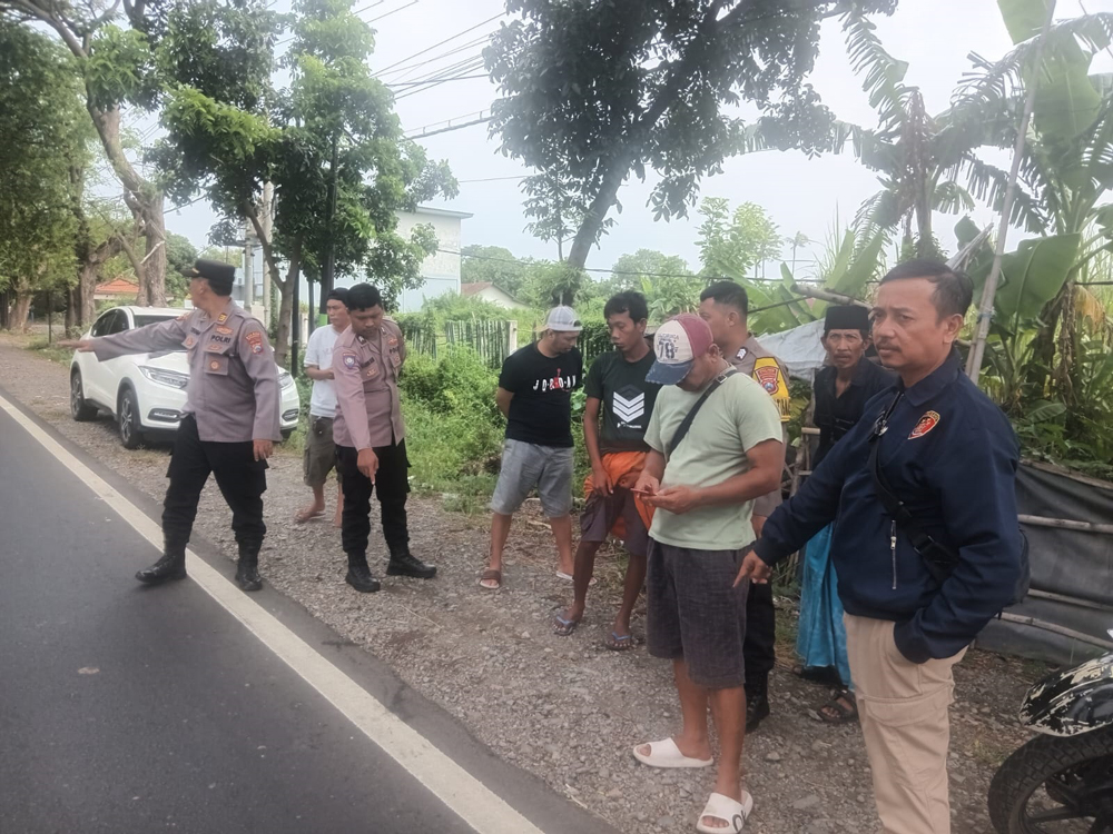 Anggota Polsek Kapongan melakukan olah TKP di Jalan Raya Desa/Kecamatan Kapongan, tepat di depan Kantor Badan Penyuluh Pertanian (BPP), Sabtu lalu (19/4).