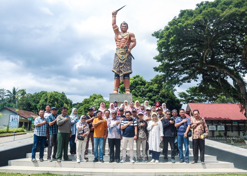 KUNJUNGAN: Rombongan kepala sekolah yang tergabung dalam MKKS SMA/SMKN di Kabupaten dan Kota Mojokerto foto bersama dengan kepala Smadatara H Mujib di depan patung Gajah Mada Minggu (20/4).